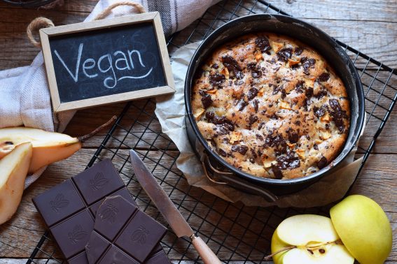 TORTA VEGANA ALLE MELE, PERE E CIOCCOLATO